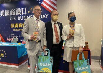 【新聞照片二】美國在台協會（AIT）台北辦事處處長孫曉雅（Sandra Oudkirk）與商務組組長歐德瑞（Brent Omdahl）參觀關島投資介紹區