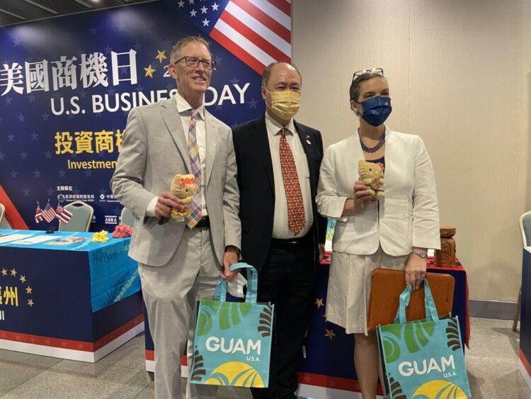 【新聞照片二】美國在台協會（AIT）台北辦事處處長孫曉雅（Sandra Oudkirk）與商務組組長歐德瑞（Brent Omdahl）參觀關島投資介紹區