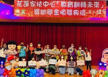 一個行李箱拜表一份祝福，由貴賓贈與祝福給孩子