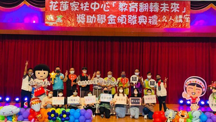 一個行李箱拜表一份祝福，由貴賓贈與祝福給孩子