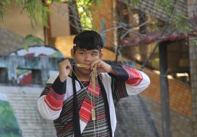 博文身穿族服演示口簧琴2