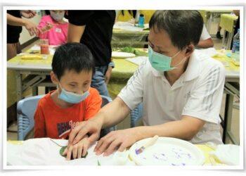 旗政與6歲的兒子小傑第一次體驗拓印活動，豐富多樣的葉子，讓小傑更是難得全程參與。