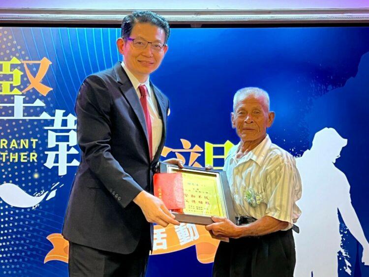 用心關懷孫女成長，90歲爺爺獲頒堅韌父親