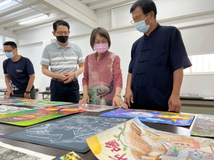 01-繪畫類評審表示，獲獎作品除了具備技巧和創意之外，更融入了高度的人文關懷