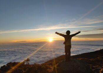 【圖一】旅遊電商平台奧丁丁體驗推出2023跨年登山早鳥專區，邀民眾登上山頭看第一道曙光，迎接嶄新的一年