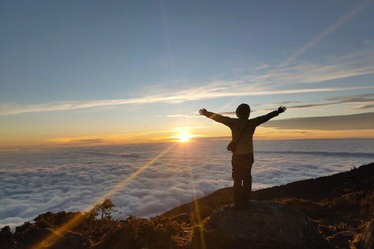 【圖一】旅遊電商平台奧丁丁體驗推出2023跨年登山早鳥專區，邀民眾登上山頭看第一道曙光，迎接嶄新的一年