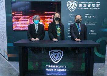 圖1-數位部唐鳳部長、產業署呂正華署長、iThome 詹宏志董事長，蒞臨臺灣資安館啓動儀式