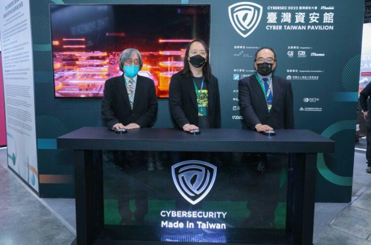 圖1-數位部唐鳳部長、產業署呂正華署長、iThome 詹宏志董事長，蒞臨臺灣資安館啓動儀式