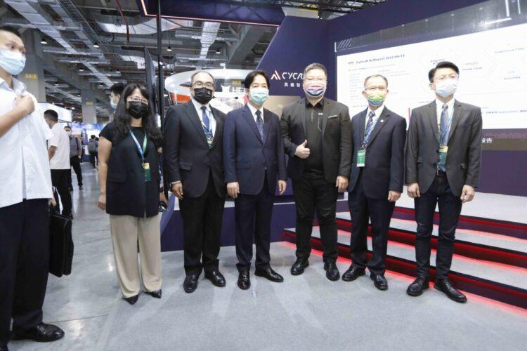 副總統參觀奧義智慧與吳明蔚共同創辦人，了解內建端點 EDR、情資 CTI、網路 TIG 並整合建構之新一代 AI 資安戰情中心