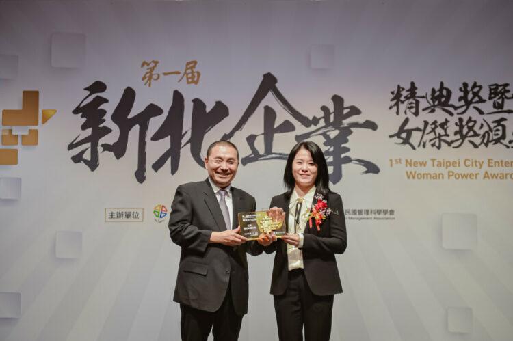 圖一_深耕新北市超過一甲子，正隆榮獲第一屆新北企業精典非凡、投資貢獻雙項大獎。圖為鄭舒云副董事長接受侯友宜市長(左)致贈獎座。