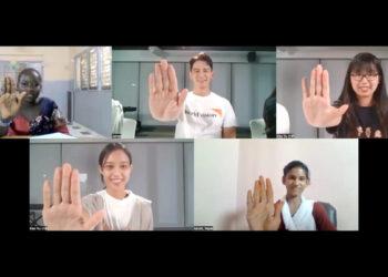 温昇豪和台灣女孩一起連線馬利、尼泊爾，與兩國女孩蘇芭、阿喜交流議題，彼此應援打氣！(台灣世界展望會提供)