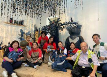 縣議員 徐子芳、幸福小舖媽媽們、縣長 徐榛蔚、社工督導 陳素卿、花蓮家扶扶幼委員會 主委 蕭雄彰、中心主任 施政延為《後山·家優》的作品合影(由左至右)