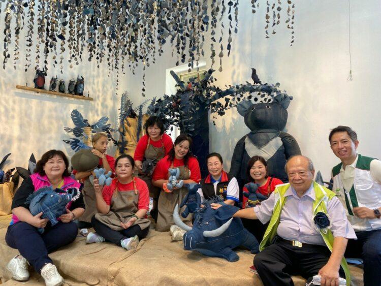 縣議員 徐子芳、幸福小舖媽媽們、縣長 徐榛蔚、社工督導 陳素卿、花蓮家扶扶幼委員會 主委 蕭雄彰、中心主任 施政延為《後山·家優》的作品合影(由左至右)