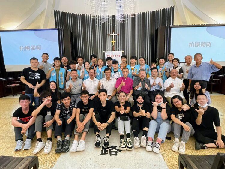 聖約翰科大新生鍛造營幹部訓練，以「濯足禮」作為訓練的結束，以及下一階段服務的開始。