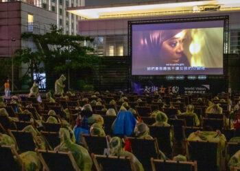 10月8日台北首場，近200位觀眾風雨無阻，相偕親友、情侶或夫妻穿著雨衣觀影應援女孩權益-1(台灣世界展望會提供)