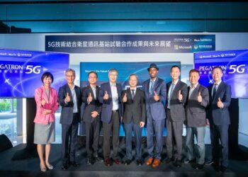 【新聞圖片一】台灣微軟、和碩聯合科技與伸波通訊共同宣布建置「台灣5G O-RAN與衛星通訊計畫」，經過一年的努力順利實現落地應用。由左至右為伸波通訊董事長黃文傑、和碩聯合科技全球副總裁廖賜政、國發會主委龔明鑫、美國在台協會經濟組組長宋子仁、台灣微軟總經理卞志祥。