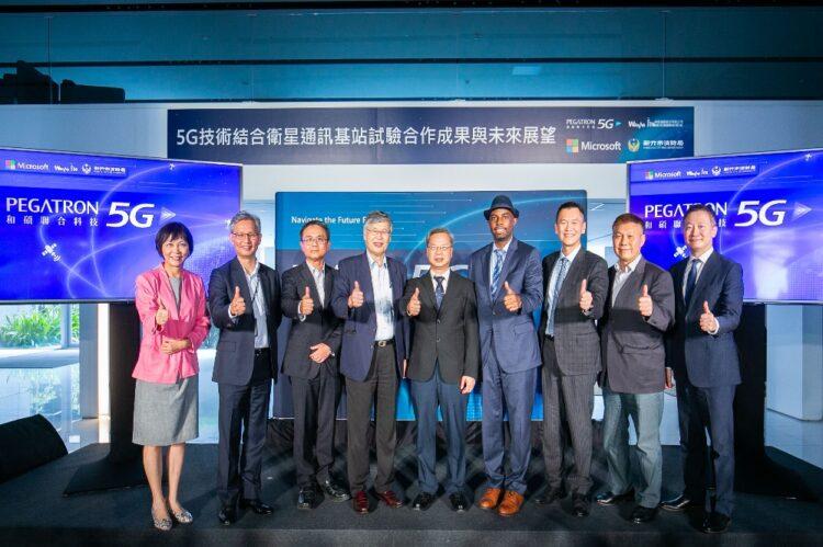 【新聞圖片一】台灣微軟、和碩聯合科技與伸波通訊共同宣布建置「台灣5G O-RAN與衛星通訊計畫」,經過一年的努力順利實現落地應用。由左至右為伸波通訊董事長黃文傑、和碩聯合科技全球副總裁廖賜政、國發會主委龔明鑫、美國在台協會經濟組組長宋子仁、台灣微軟總經理卞志祥。