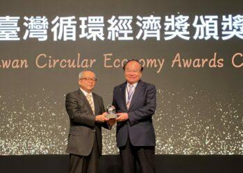 圖1_深耕循環經濟有成，正隆二度榮獲「TCEA臺灣循環經濟獎-企業獎」之傑出獎。圖為張清標總經理(右)接受前行政院副院長施俊吉(左)致贈獎座。