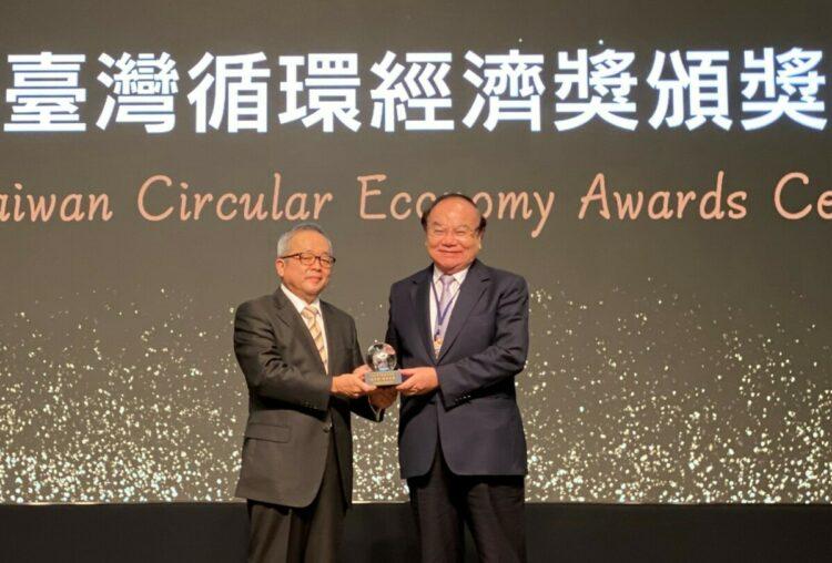 圖1_深耕循環經濟有成，正隆二度榮獲「TCEA臺灣循環經濟獎-企業獎」之傑出獎。圖為張清標總經理(右)接受前行政院副院長施俊吉(左)致贈獎座。