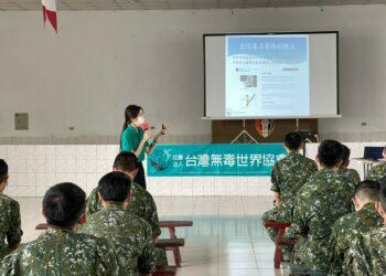 圖一：秘書長陳怡君向弟兄們分享全球毒品現況知識