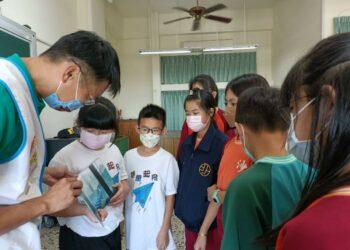 圖一：金門聯絡處長陳年強熱情宣導，堅定地在金門推動反毒