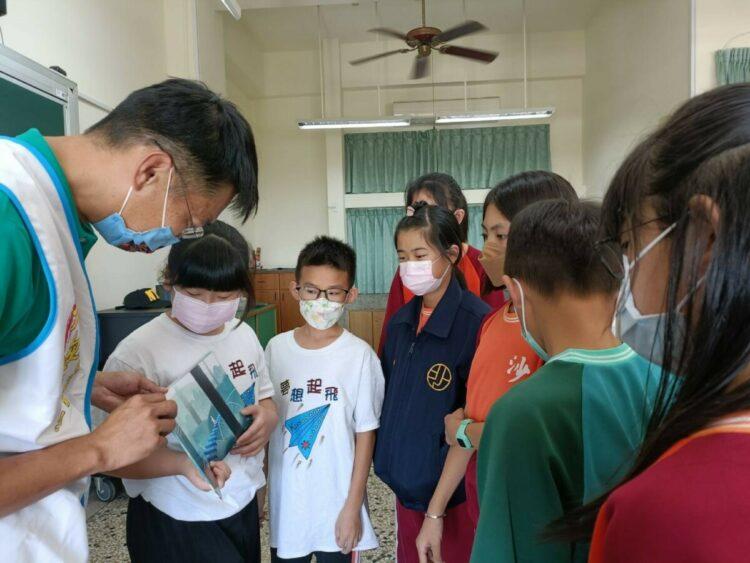 圖一：金門聯絡處長陳年強熱情宣導，堅定地在金門推動反毒