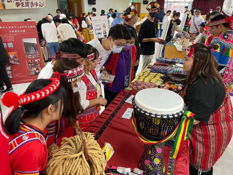 聖約翰科大攜手4校原資中心聯合展演，各攤位展示「原」味十足。