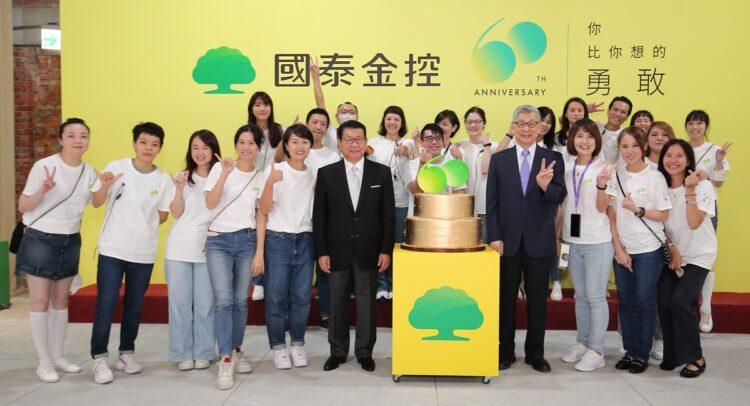 000_國泰金控60週年特展於華山文創園區盛大開展，共同創辦人蔡宏圖董事長及蔡鎮宇董事長與同仁歡樂合影(國泰金控提供)