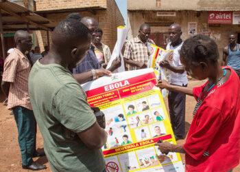 烏干達衛生部在世界展望會的支持下分發宣導海報，以提高社區對伊波拉病毒預防、控制和管理的意識。