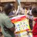烏干達衛生部在世界展望會的支持下分發宣導海報，以提高社區對伊波拉病毒預防、控制和管理的意識。