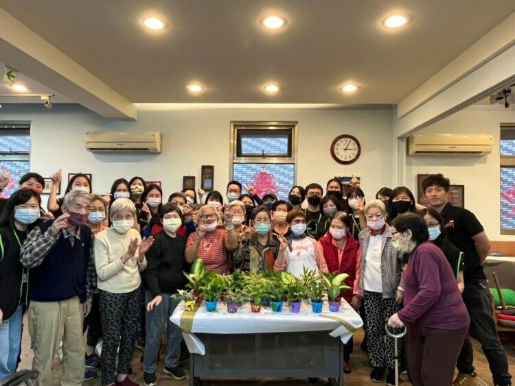 今(25)日20位志工至伊甸鶯歌托老中心除了打造快樂花園，也帶領長輩彩繪盆栽、料理佳餚、共享美味，一起共度美好一天.JPG