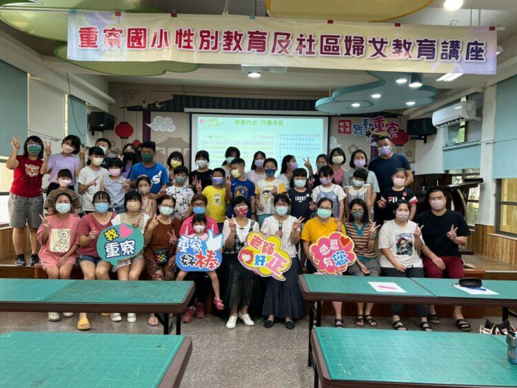 參加講座的師生和家長們開心合影留念