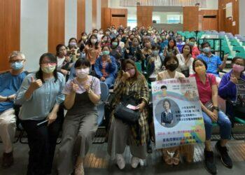 參與的師生家長們和講師開心合照