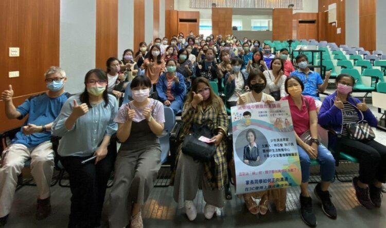 參與的師生家長們和講師開心合照