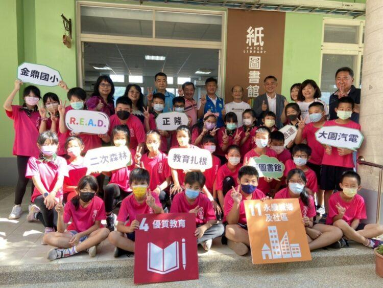 圖3_金門縣縣長楊鎮浯親臨紙圖書館開幕典禮，與正隆團隊、金鼎國小師生一同體驗全新的再生紙環教場域。