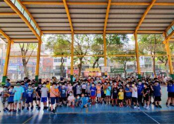 百位選手齊聚，準備大展身手尬球技