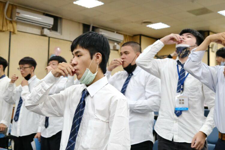 聖約翰科大舉辦成年禮，師生一同舉杯啜酒歡慶成年聖禮。