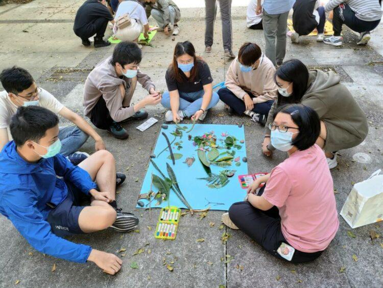 聖約翰科技大學開設園藝治療課程，同學透過樹葉進行創意拼貼。