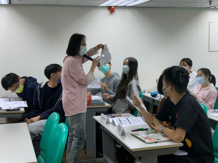 講師透過活動引導社團經營技巧