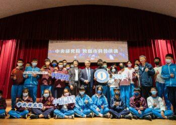 廖俊智院長、郭哲來研究員與金城國中學生