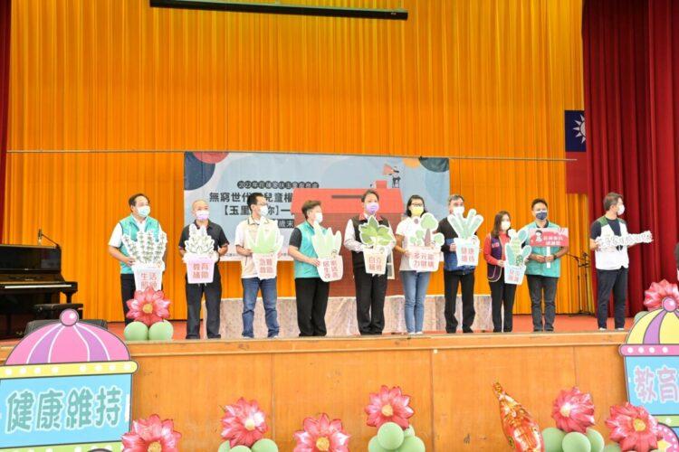 現場長官貴賓手持八大面向服務，象徵花蓮家扶多元服務推動