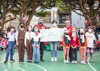 由台灣世界展望會邱思芸處長代表接受育才小學的師生與家長共同捐款22萬元