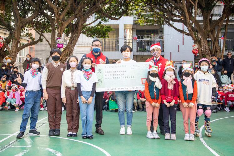 由台灣世界展望會邱思芸處長代表接受育才小學的師生與家長共同捐款22萬元