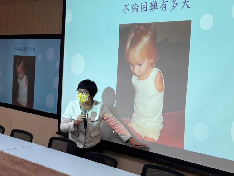 講師林妙香鼓勵孩子，面對未來困境時，如何永不放棄繼續往目標邁進