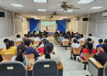 那可拿執行長林芯瑩分享性侵防治資料