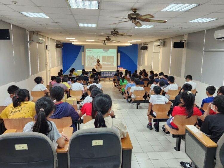 那可拿執行長林芯瑩分享性侵防治資料