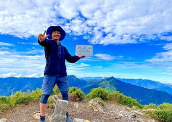 王暐捷攀登百岳之一的南華山，與天地合影
