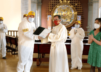 Horeb Presbyterian National Church 的牧師給頒發感謝狀給山達基志願牧師-997dc910