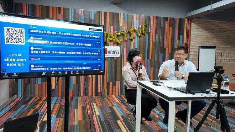 ▲問答環節學員提出職涯規劃等就業問題，王榮春老師認為，適合自己的工作應該從才能以及熱情中尋找。（圖／影響力教育基金會提供）-e6999037