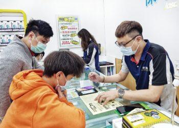 以往未滿18歲青少年購機需由法定代理人同意，因此在決定機型時，多半還是以價格為考量-58af99d0